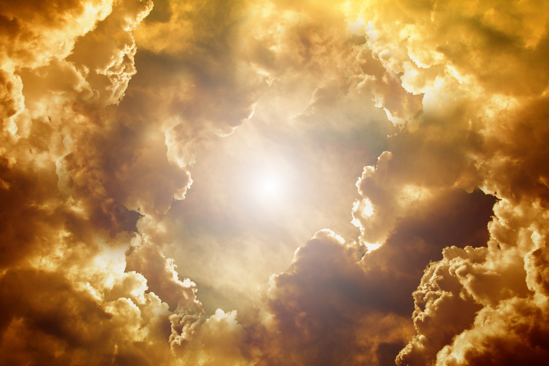 Himmel mit Wolken in dem die Sonne durchleuchtet