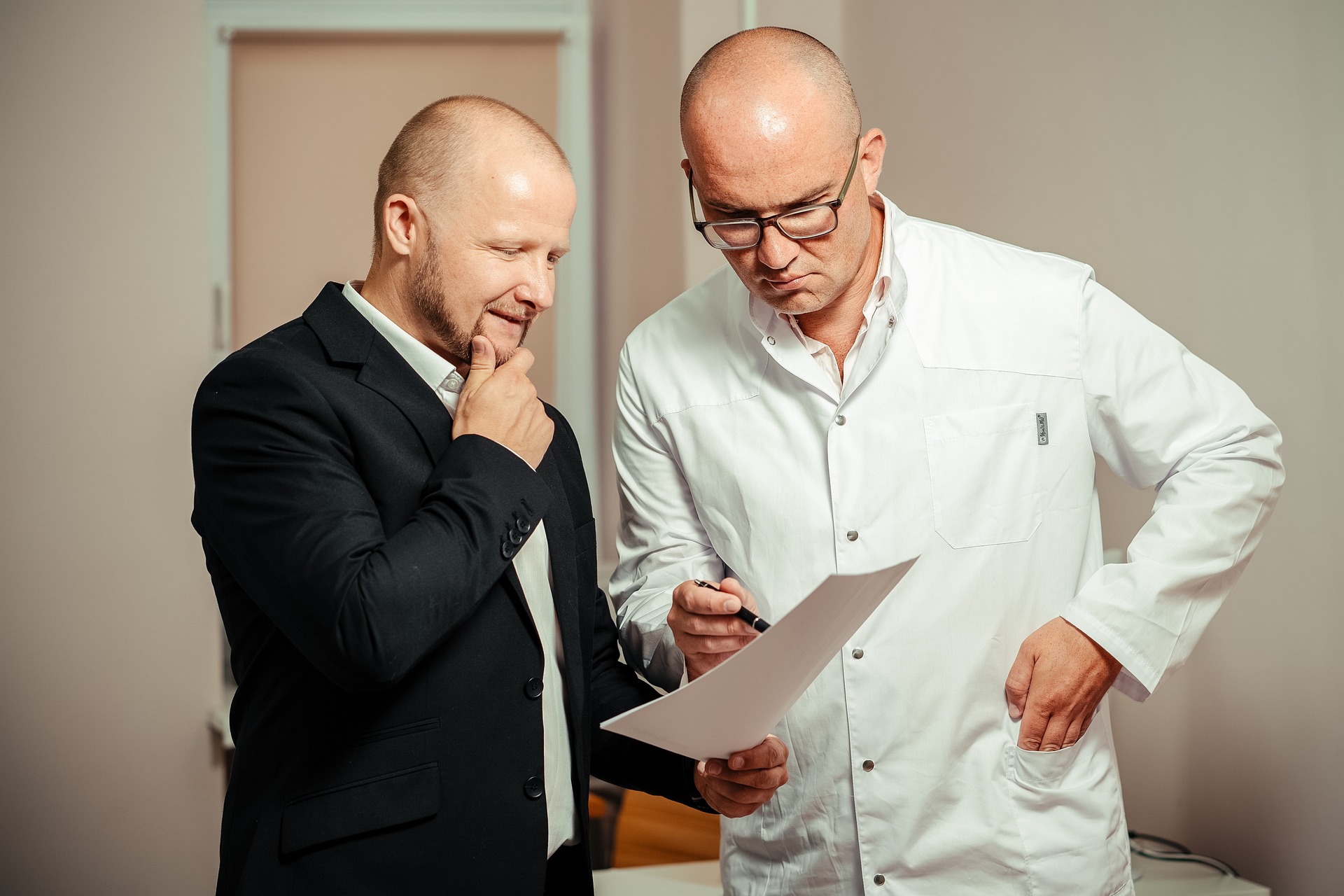 Arzt steht Mitglied der Besuchkommission Rede und Antwort